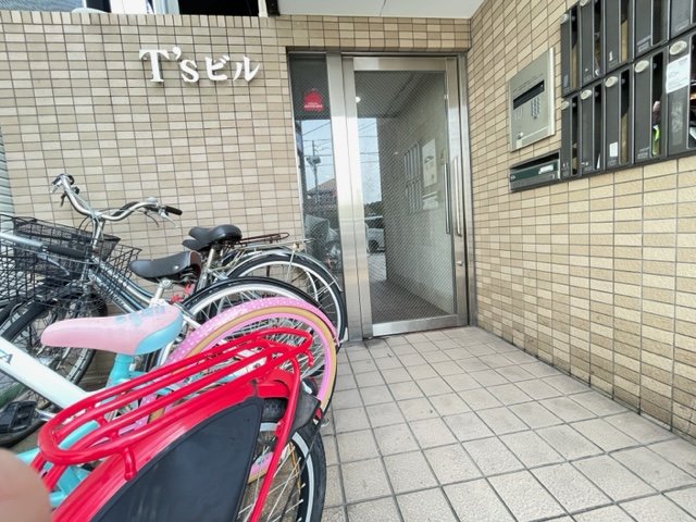 エントランス　落ち着いたエントランスです