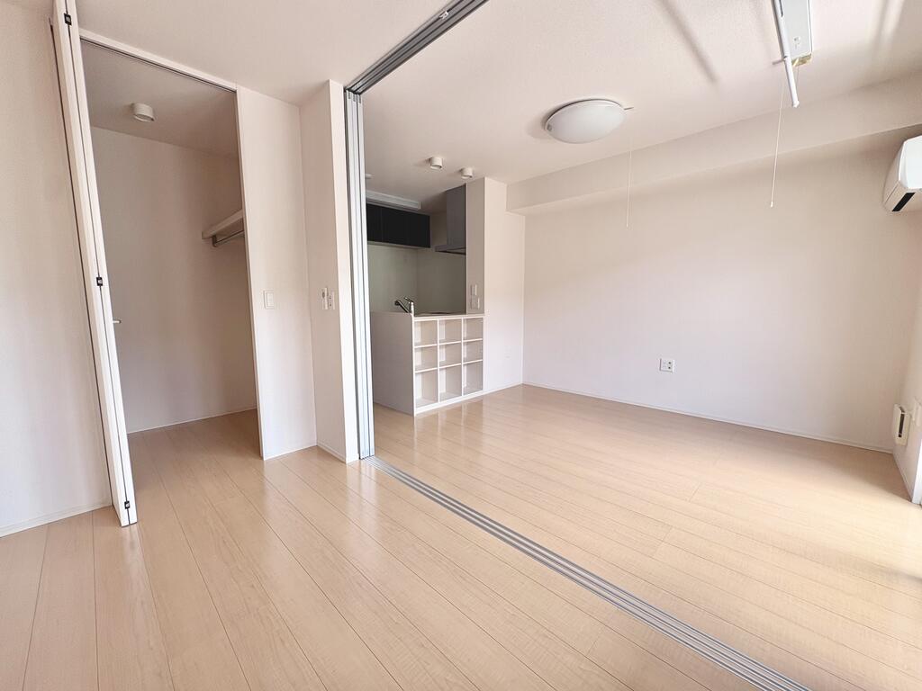 その他部屋・スペース　洋室部分・日当たり良好！収納を備えたお部屋です♪　同棟参考写