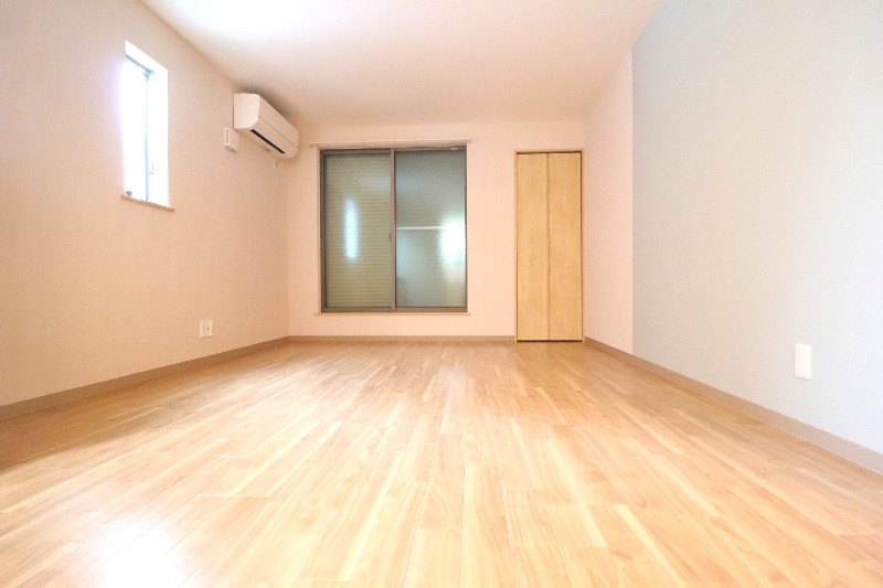 その他部屋・スペース　窓が多く、開放感いっぱい明るいお部屋です