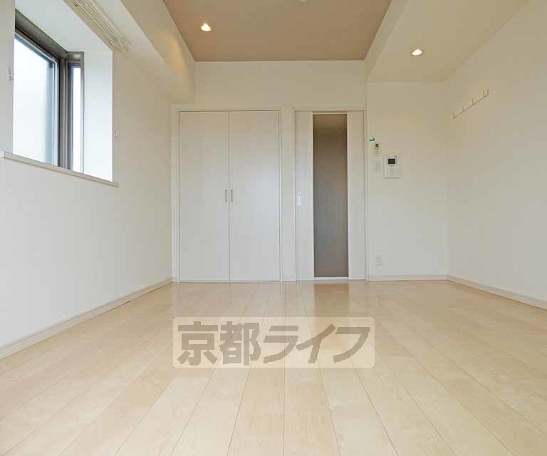 地下鉄烏丸線 北大路駅 徒歩23分 4階建 築13年の居間写真