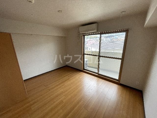 シャンヴェルジェ豊中IIIの居間写真