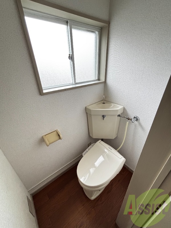 トイレ　トイレはウォシュレット機能付きです。安心して使用できますね。