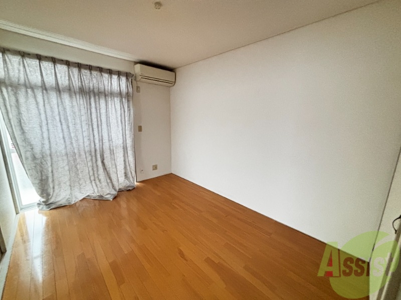 居室・リビング　６帖の洋室です。生活のメインとなる部屋ですね。