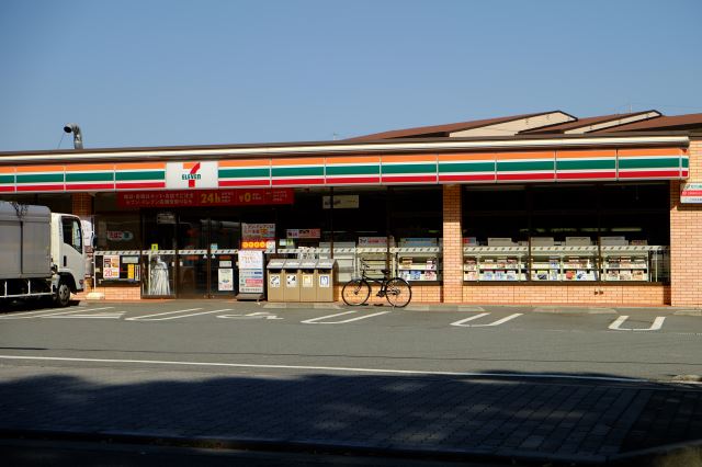 コンビニ　セブンイレブン（コンビニ）まで20m