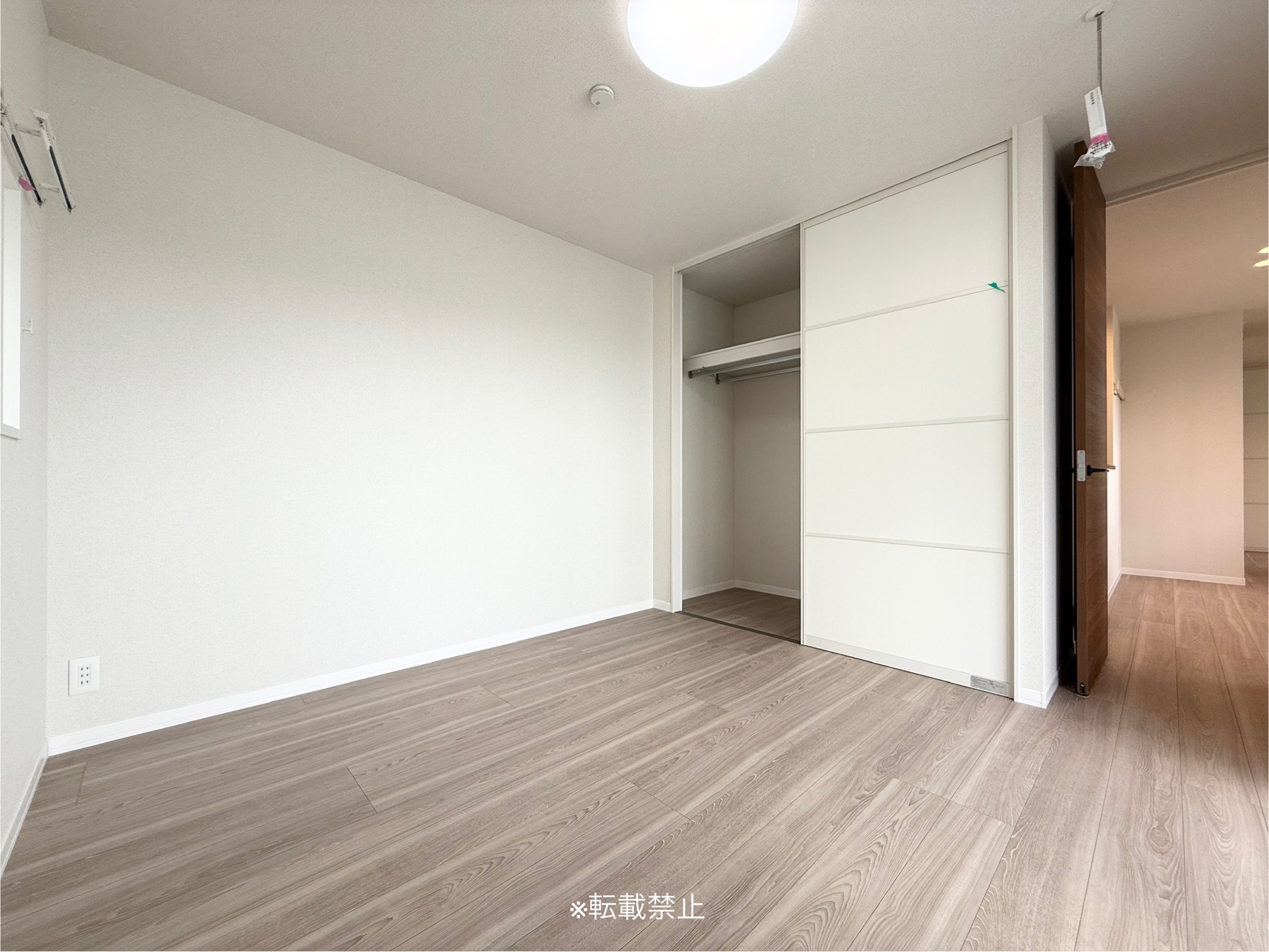 その他部屋・スペース　洋室6.9帖間にはバルコニーがあります！！