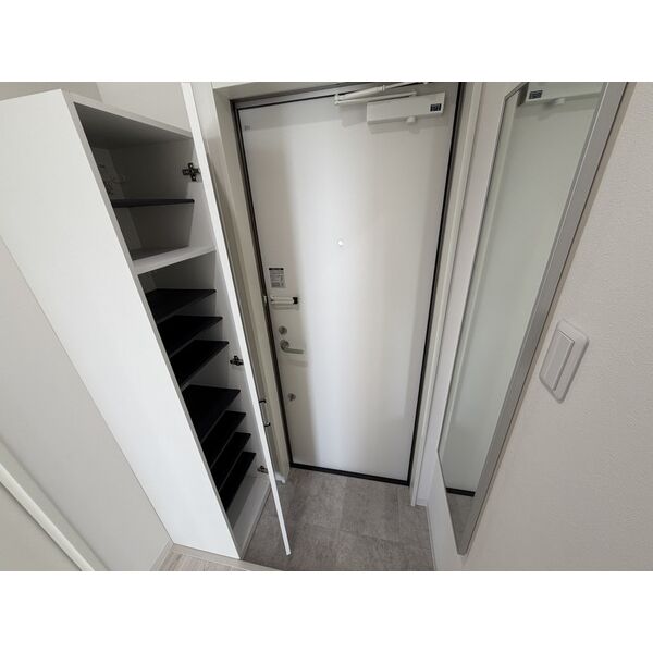 玄関　室内写真は別部屋の写真です。