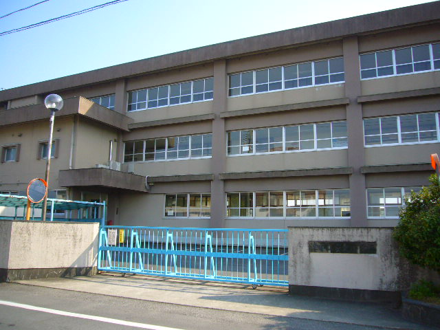 【メルベーユ岩之谷B棟の小学校】