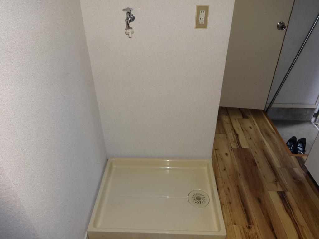 その他設備　室内洗濯機置場　キッチンの後ろ側です♪