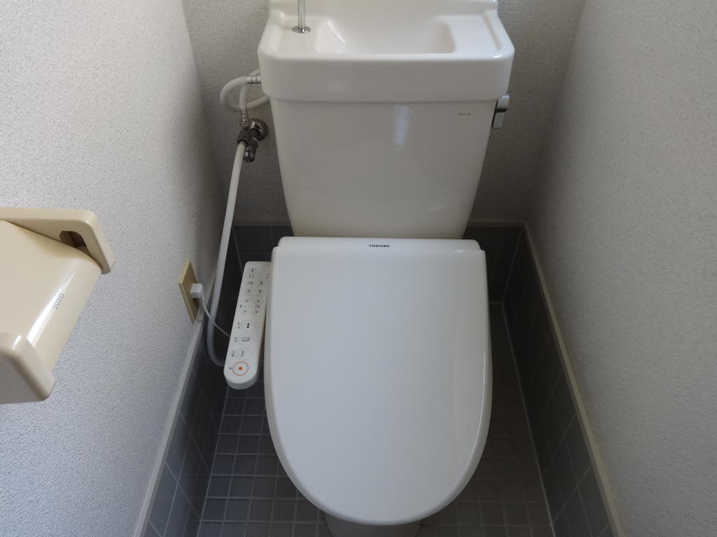 トイレ　温水洗浄便座です♪窓があり、明るく換気もスムーズです！