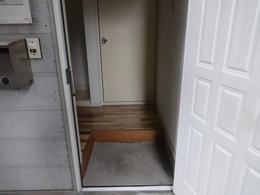 玄関　白い扉がかわいいです♪