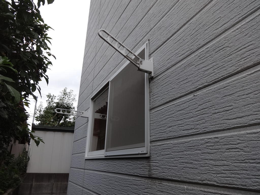 その他　窓の外　洗濯物を干せるようになっています。