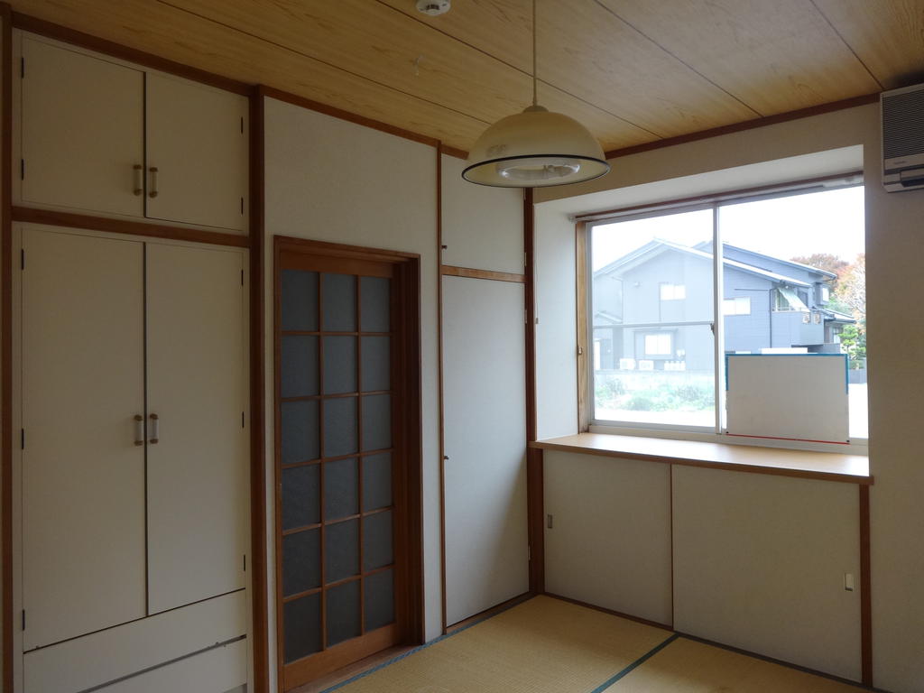 居室・リビング　壁一面や出窓の下に収納スペースがあり、便利です♪