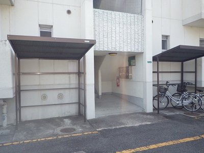 その他共有部分　アパート入口近くに駐輪場有り