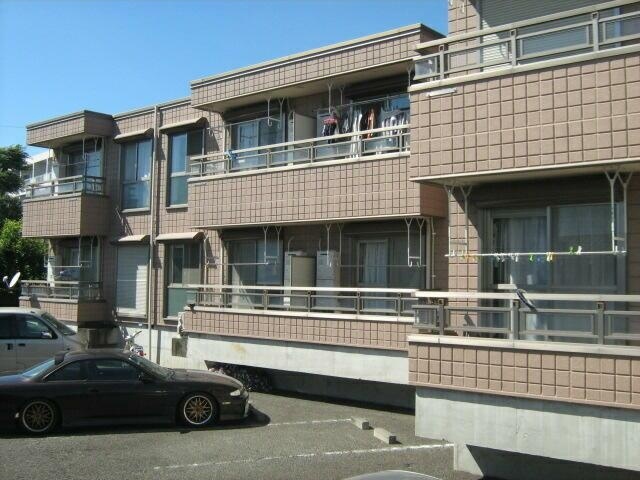 横浜市青葉区しらとり台のアパートの建物外観