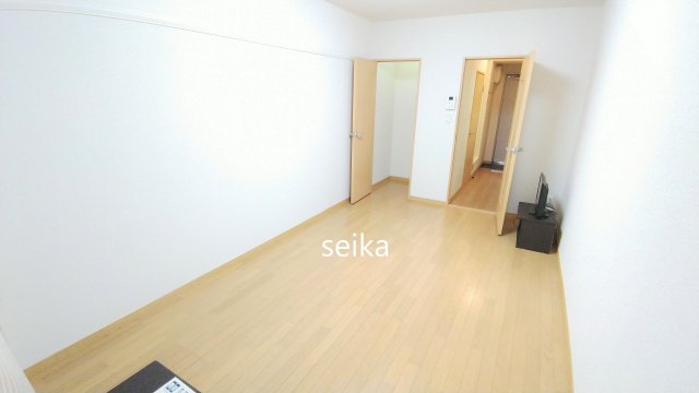 居室・リビング　1階はフローリング、2階以上はカーペットタイプとなります