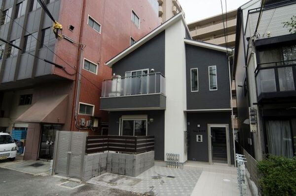 神戸市兵庫区南仲町のアパートの建物外観