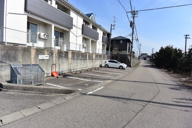 【御殿山ヒルズの駐車場】