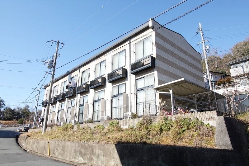 三田市天神のアパートの建物外観