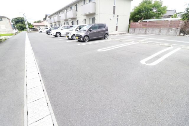 【北九州市八幡西区楠橋下方のアパートの駐車場】