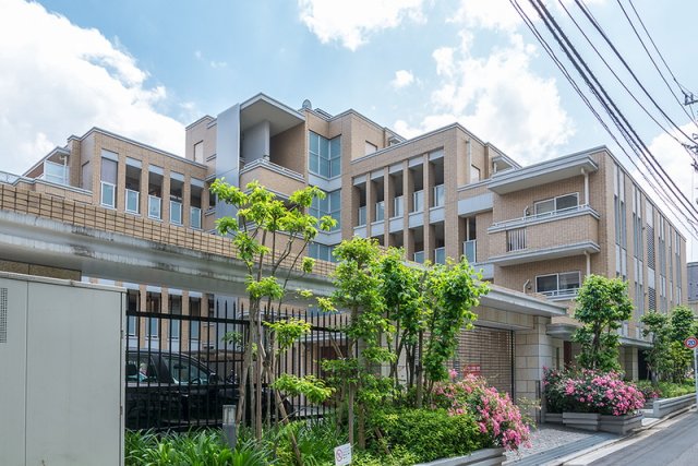 新宿区余丁町のマンションの建物外観