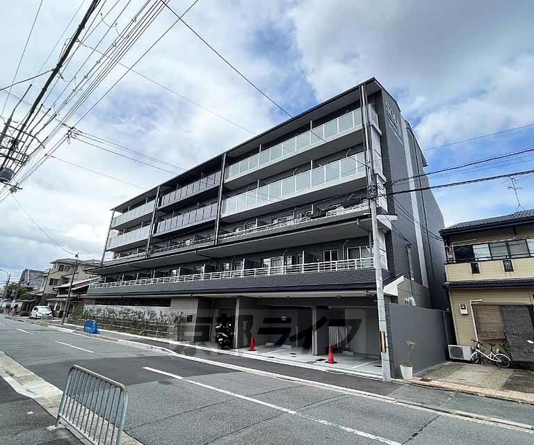 【京都市南区八条寺内町のマンションの建物外観】