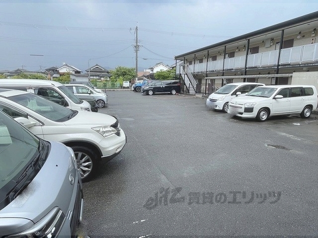 【枚方市茄子作北町のアパートの駐車場】