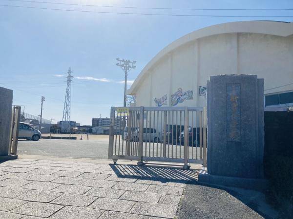 小学校　新宮町立新宮小学校（小学校）まで611m