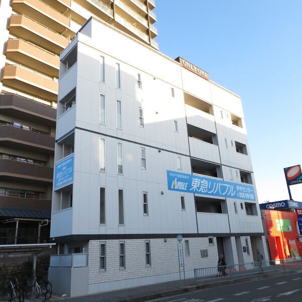 【ONLYONE伊丹南本町の建物外観】