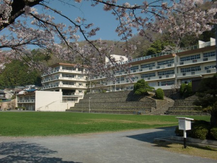 【青梅市本町のマンションの小学校】