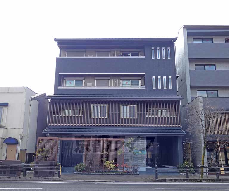 京都市東山区今小路町のマンションの建物外観