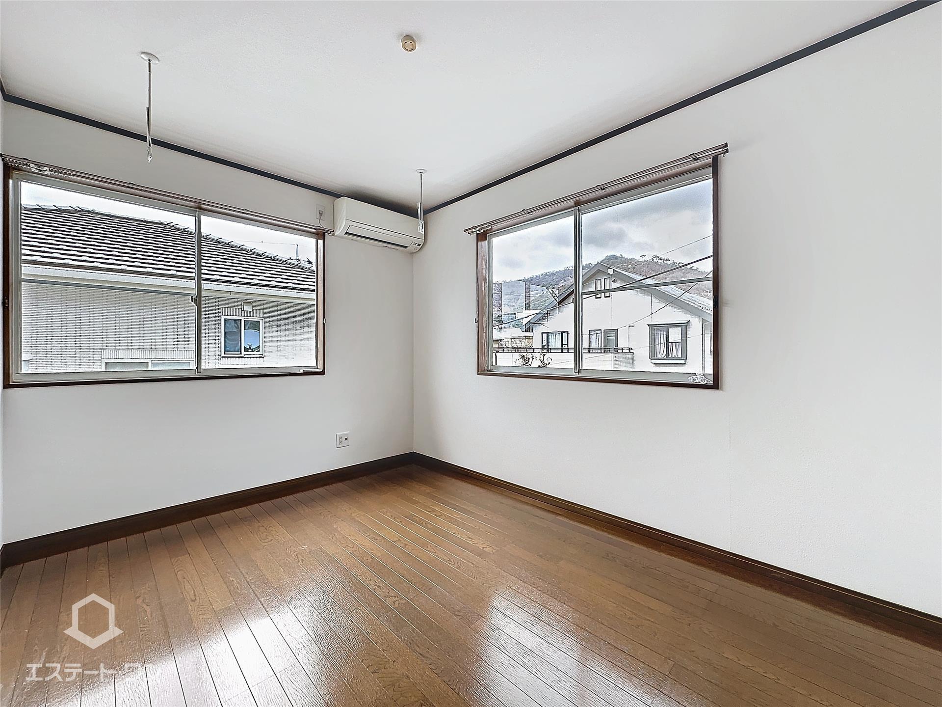 居室・リビング　二面採光で日当たり・風通し良好☆