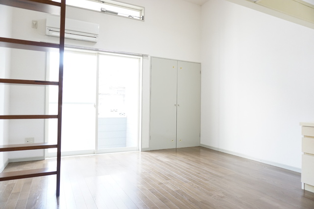 居室・リビング　【ロフト付きの８帖洋室です】