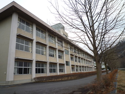 中学校　新潟市立黒埼中学校（中学校）まで473m