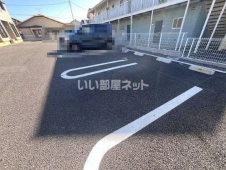 【メゾン・ラフィネIIの駐車場】