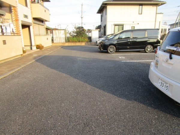 【ファミーリェ IIの駐車場】