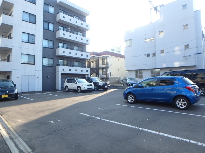 【札幌市東区北七条東のマンションの駐車場】