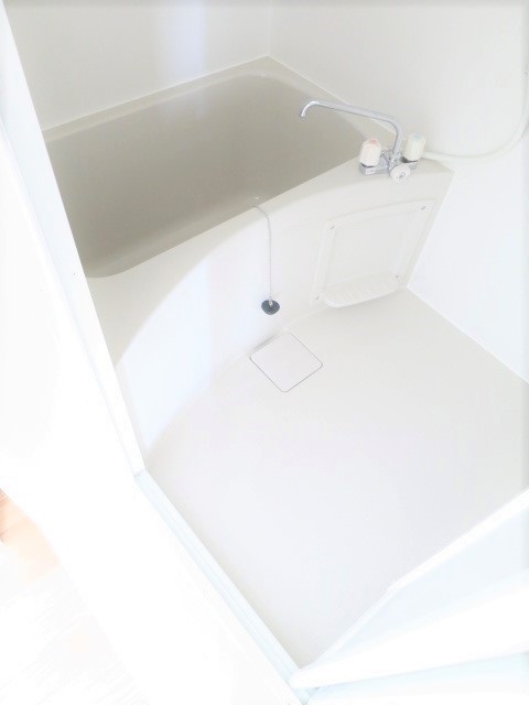 バス・シャワールーム　清潔感のあるお風呂です。