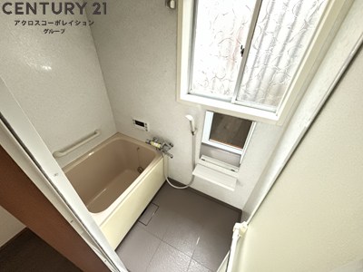 バス・シャワールーム　窓があり、換気できます。