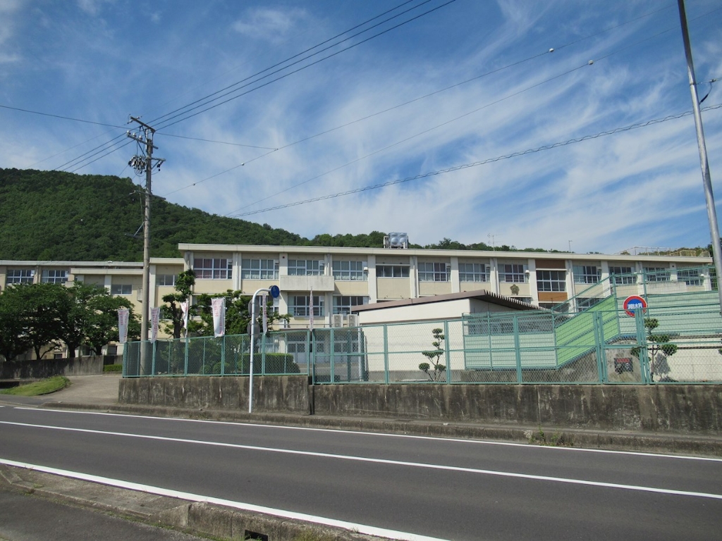 中学校　岐阜市立岐北中学校（中学校）まで2015m