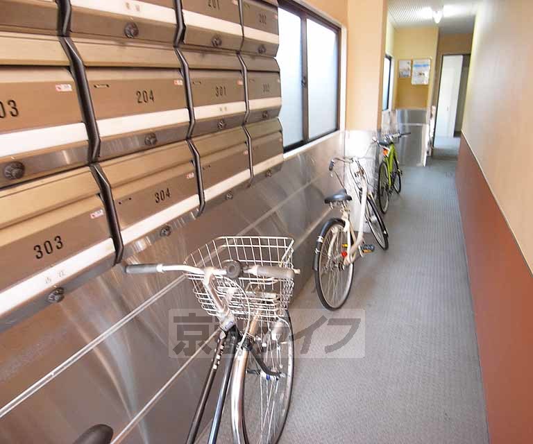 その他共有部分　屋内の駐輪スペースです。