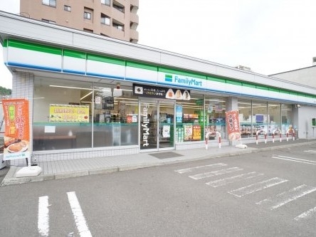 コンビニ　ファミリーマート札幌南5条西20丁目店（コンビニ）まで177m