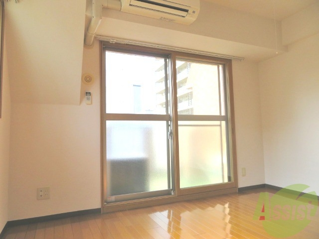 その他部屋・スペース　寝室は壁紙が白で清潔感があり、フローリングともマッチしてます