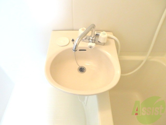 洗面設備　洗面台があるので朝の準備などに役立ちますね。