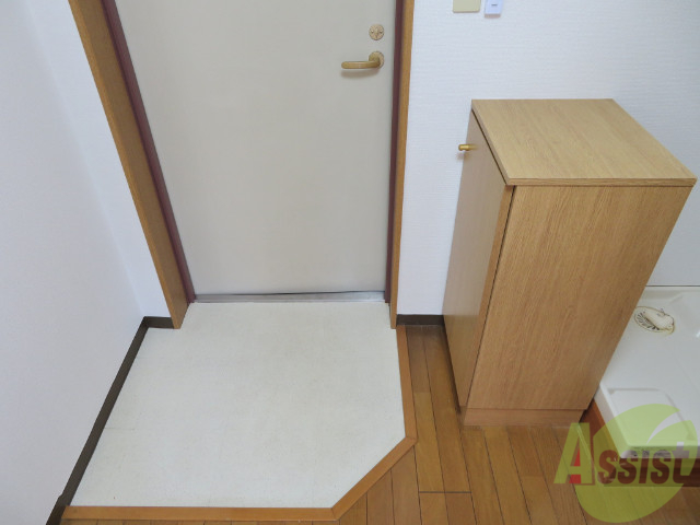 玄関　玄関はこんな感じです。何足か靴を置いておけそうです。