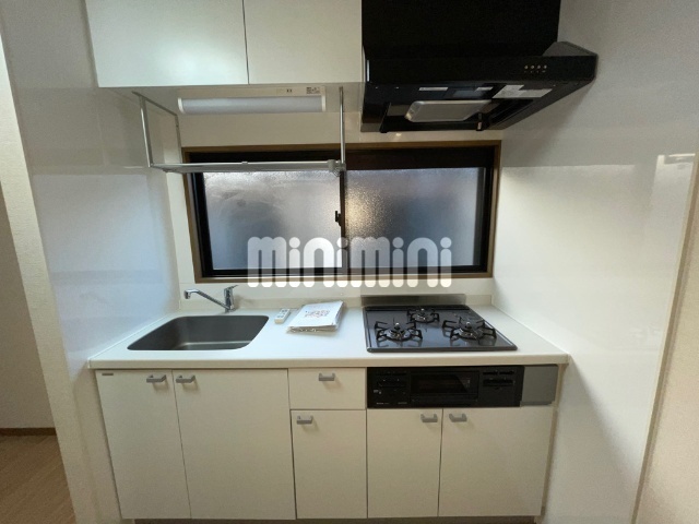 キッチン　換気がしやすい小窓付のキッチンスペースです