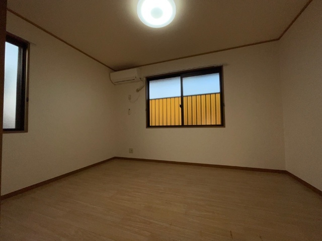 その他　寝室として最適な北側洋室はエアコン＆照明器具完備！