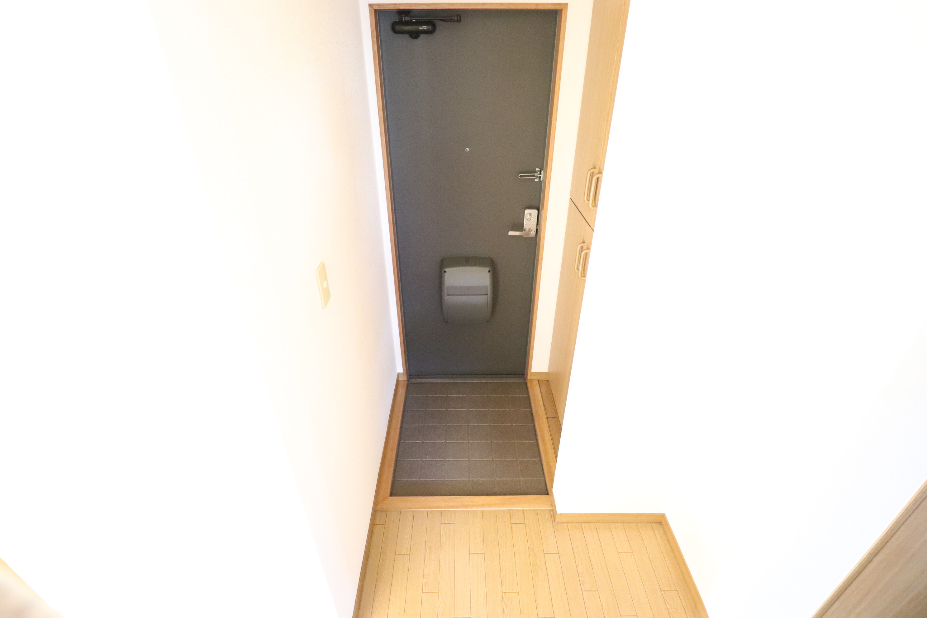 玄関　大きな靴箱があって便利です♪