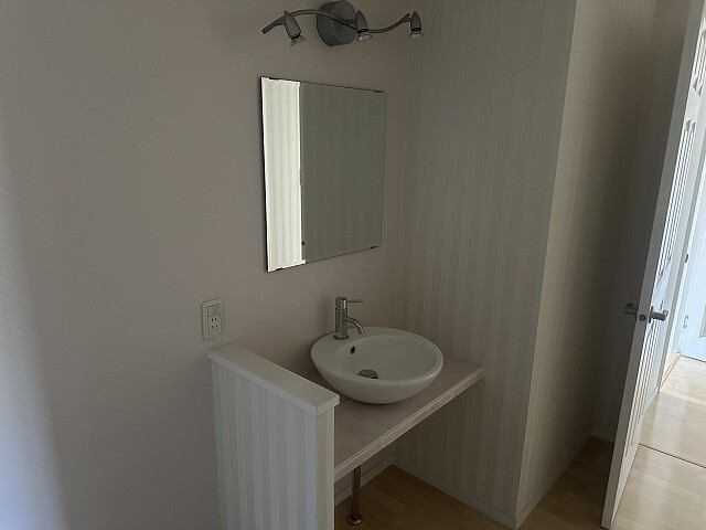 洗面設備　オシャレな洗面台です