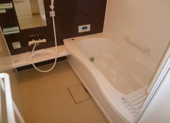 バス・シャワールーム　1坪タイプのお風呂で足をゆったり伸ばせます