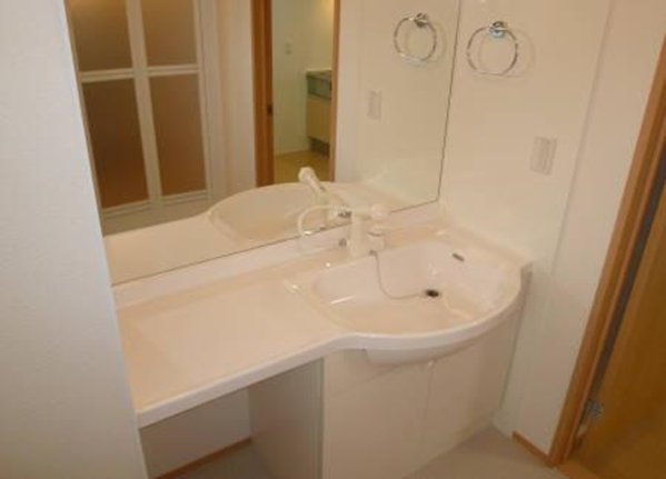 洗面設備　鏡の大きいカウンタータイプの洗髪洗面化粧台